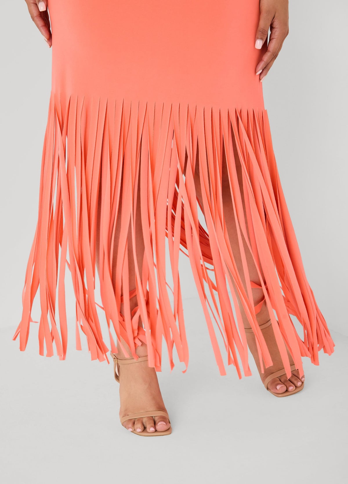 Vestido maxi con flecos