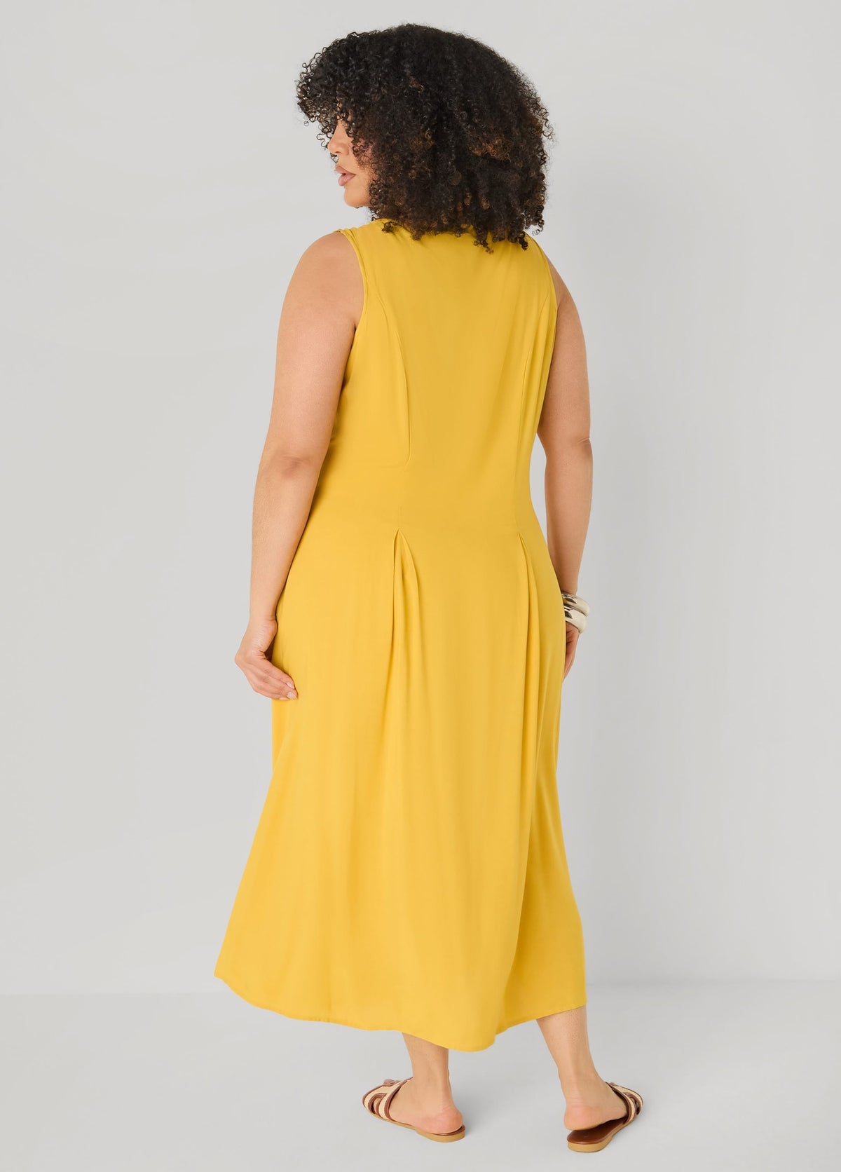 Vestido camisero plisado de tejido maxi
