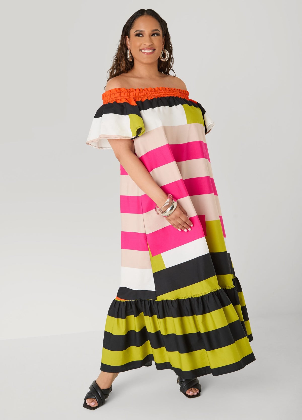 Vestido de rayas con hombro al descubierto