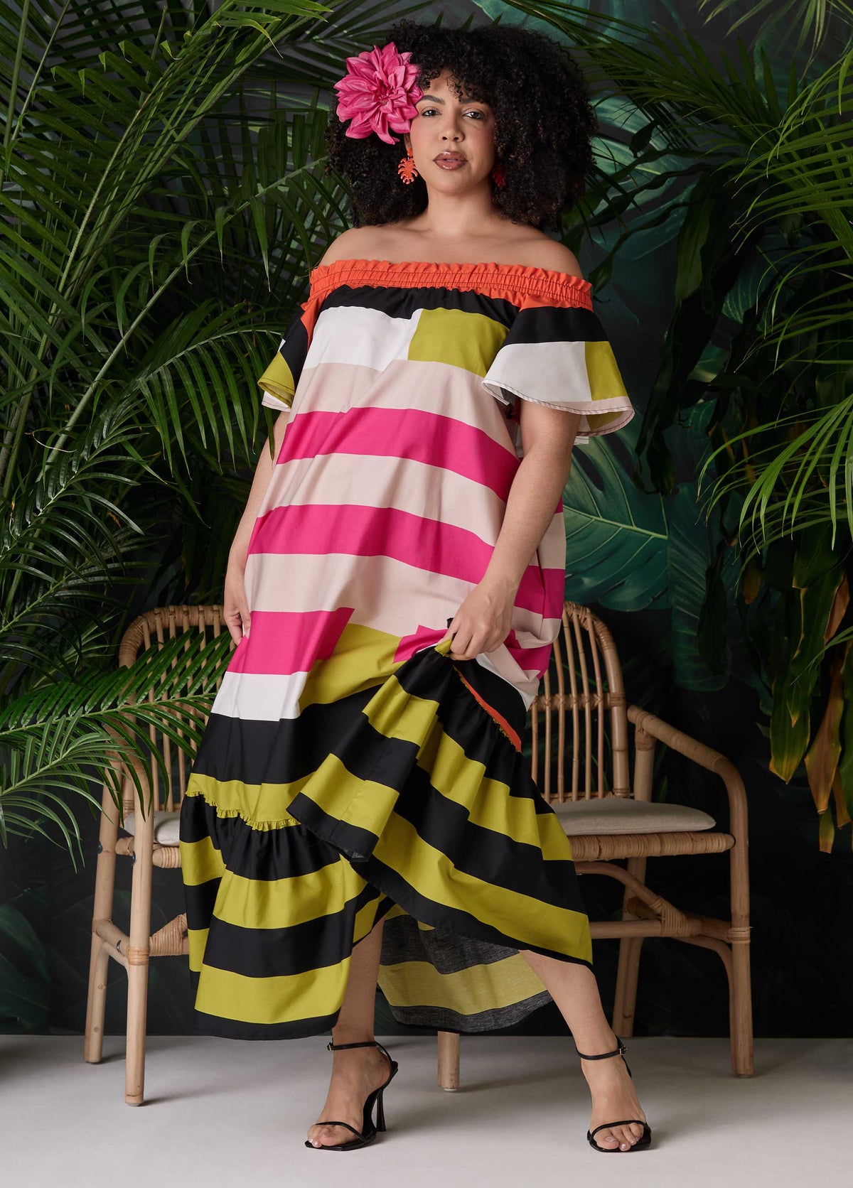 Vestido de rayas con hombro al descubierto