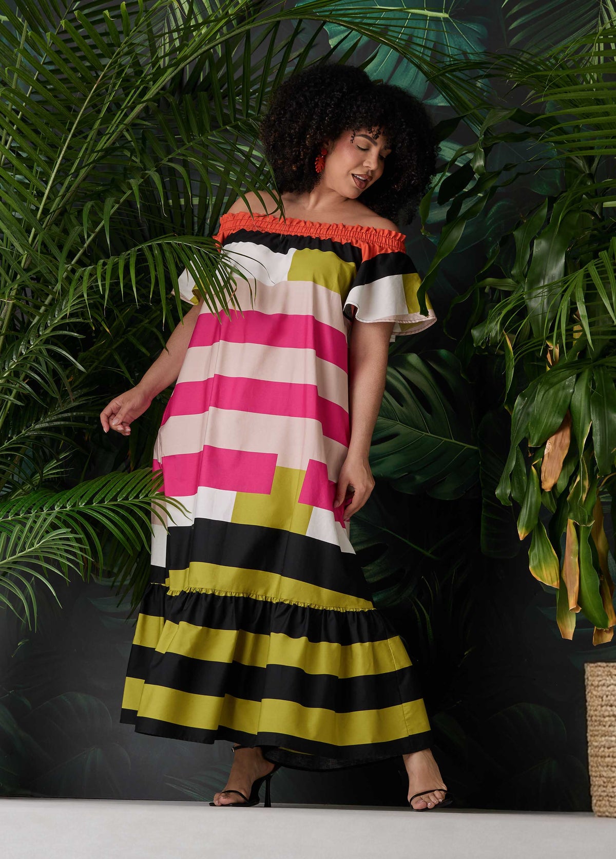 Vestido de rayas con hombro al descubierto