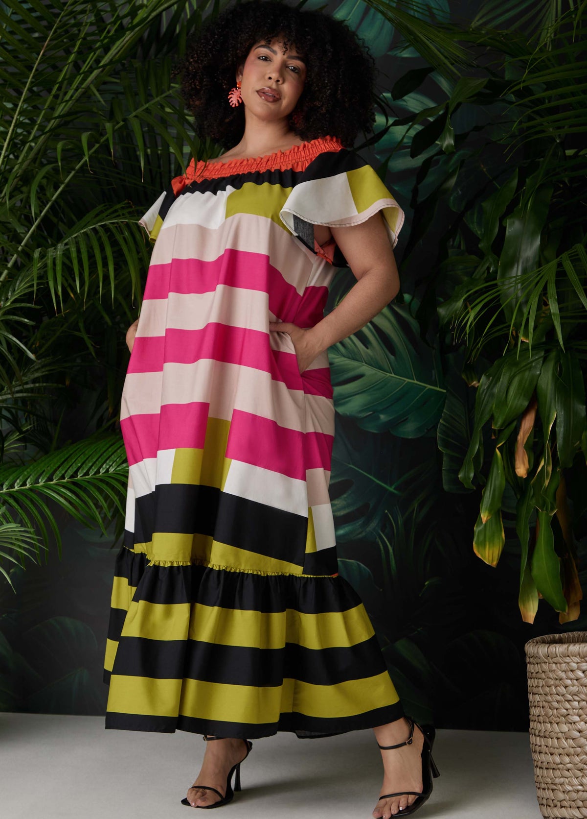 Vestido de rayas con hombro al descubierto