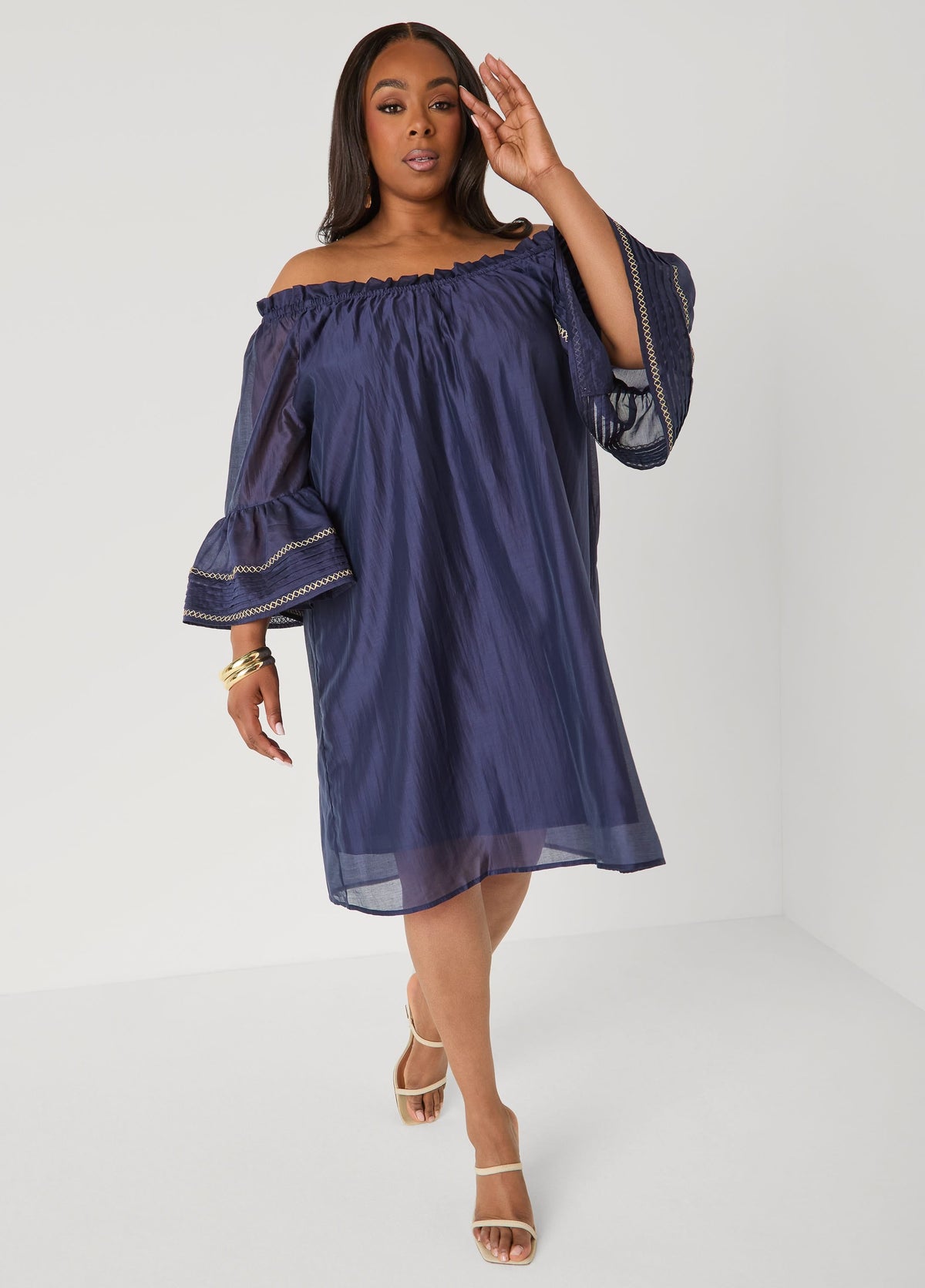Vestido bordado con hombros descubiertos