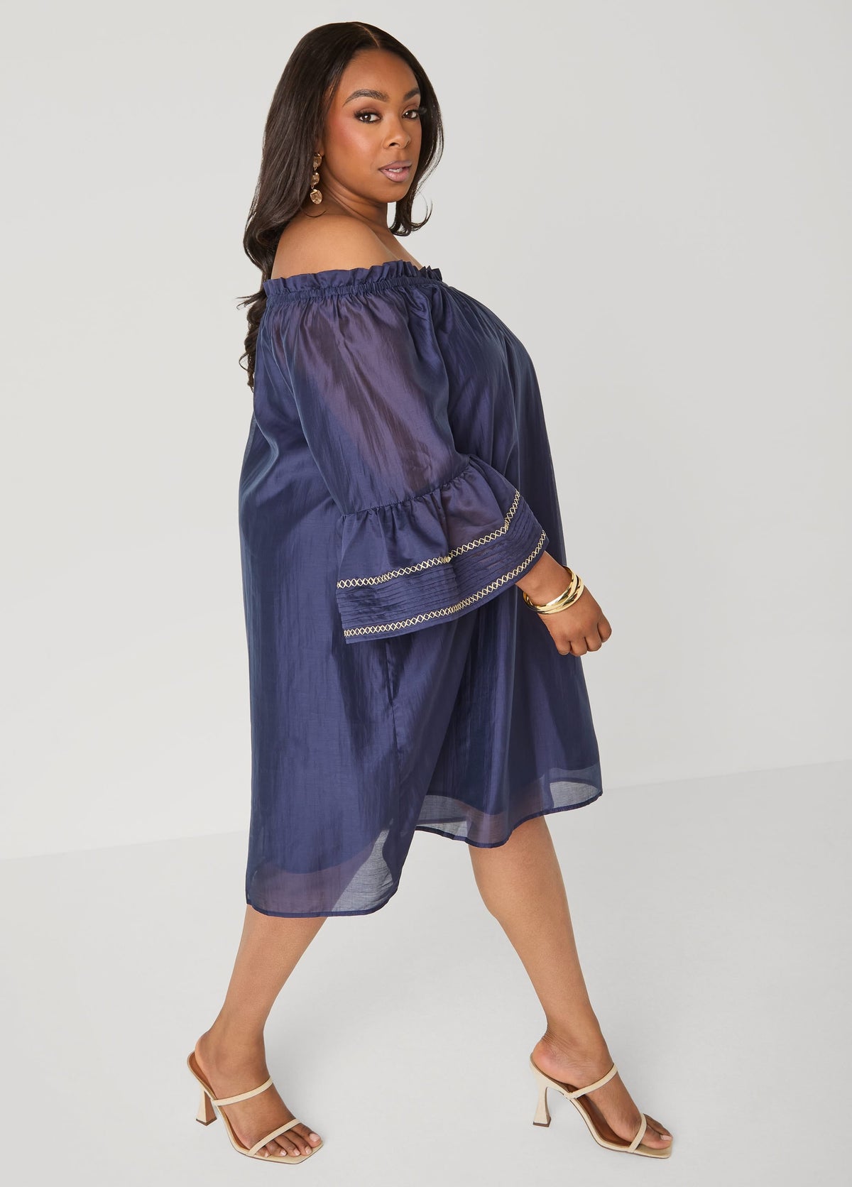 Vestido bordado con hombros descubiertos