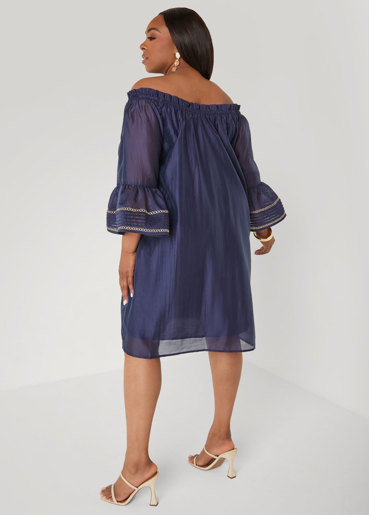 Vestido bordado con hombros descubiertos