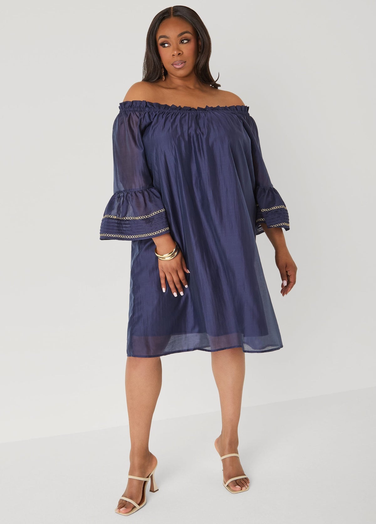 Vestido bordado con hombros descubiertos