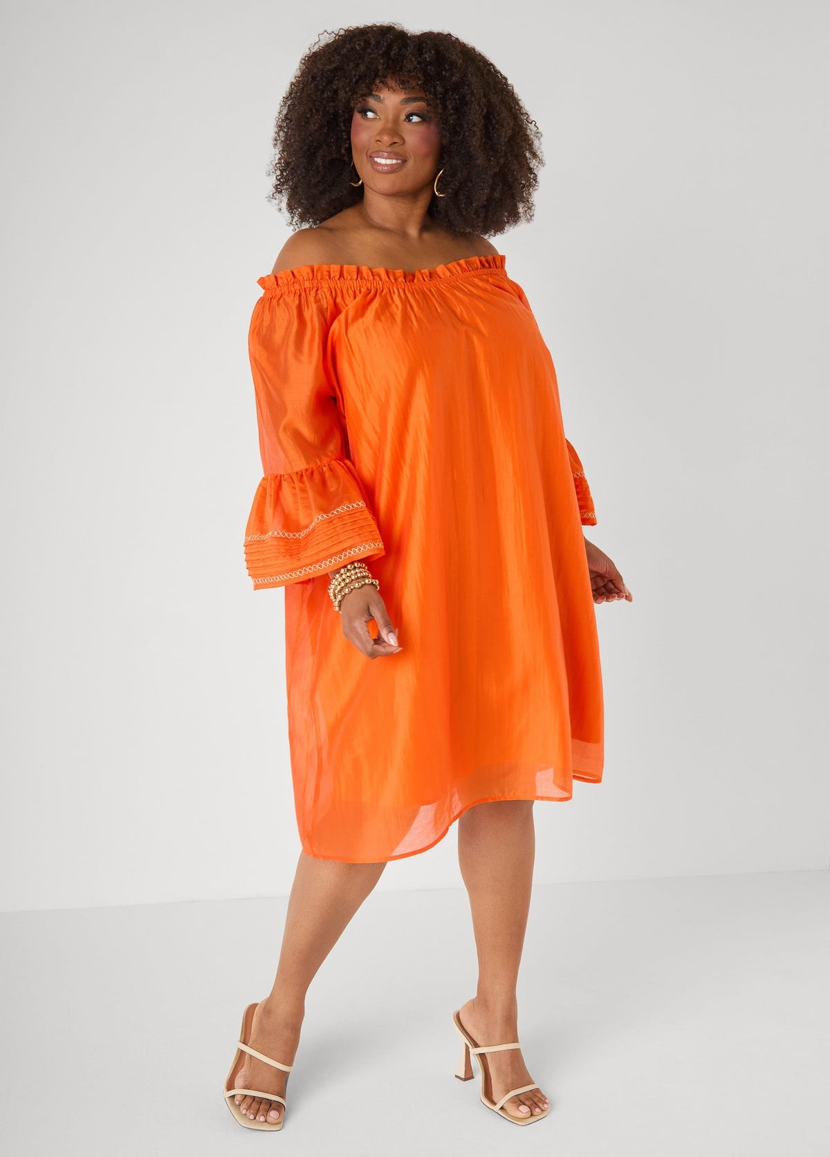 Vestido bordado con hombros descubiertos