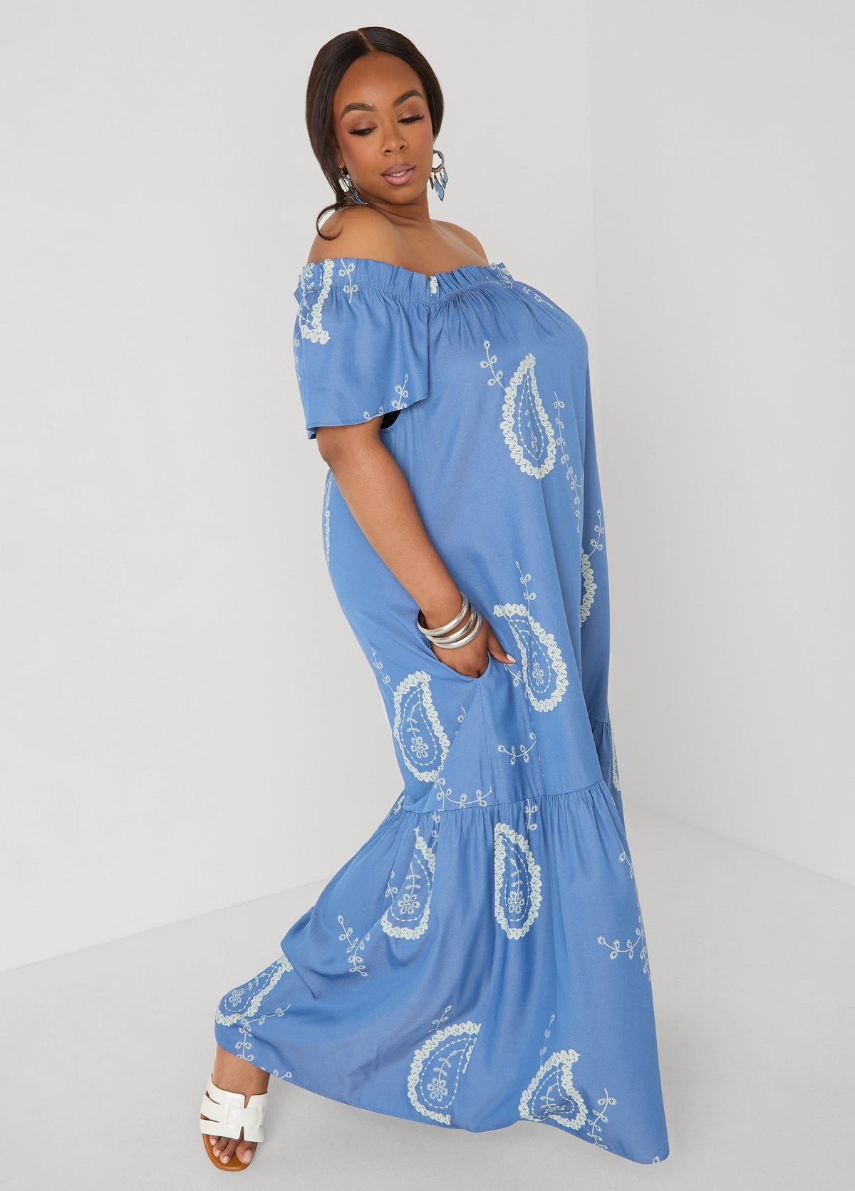 Vestido con hombros descubiertos de estampado paisley