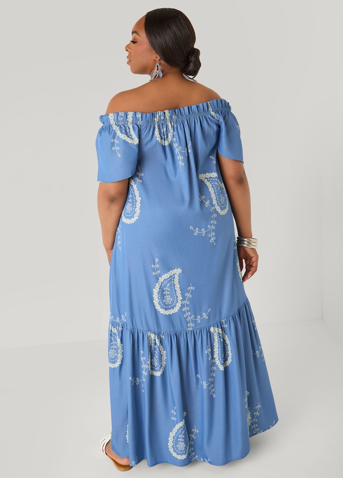 Vestido con hombros descubiertos de estampado paisley