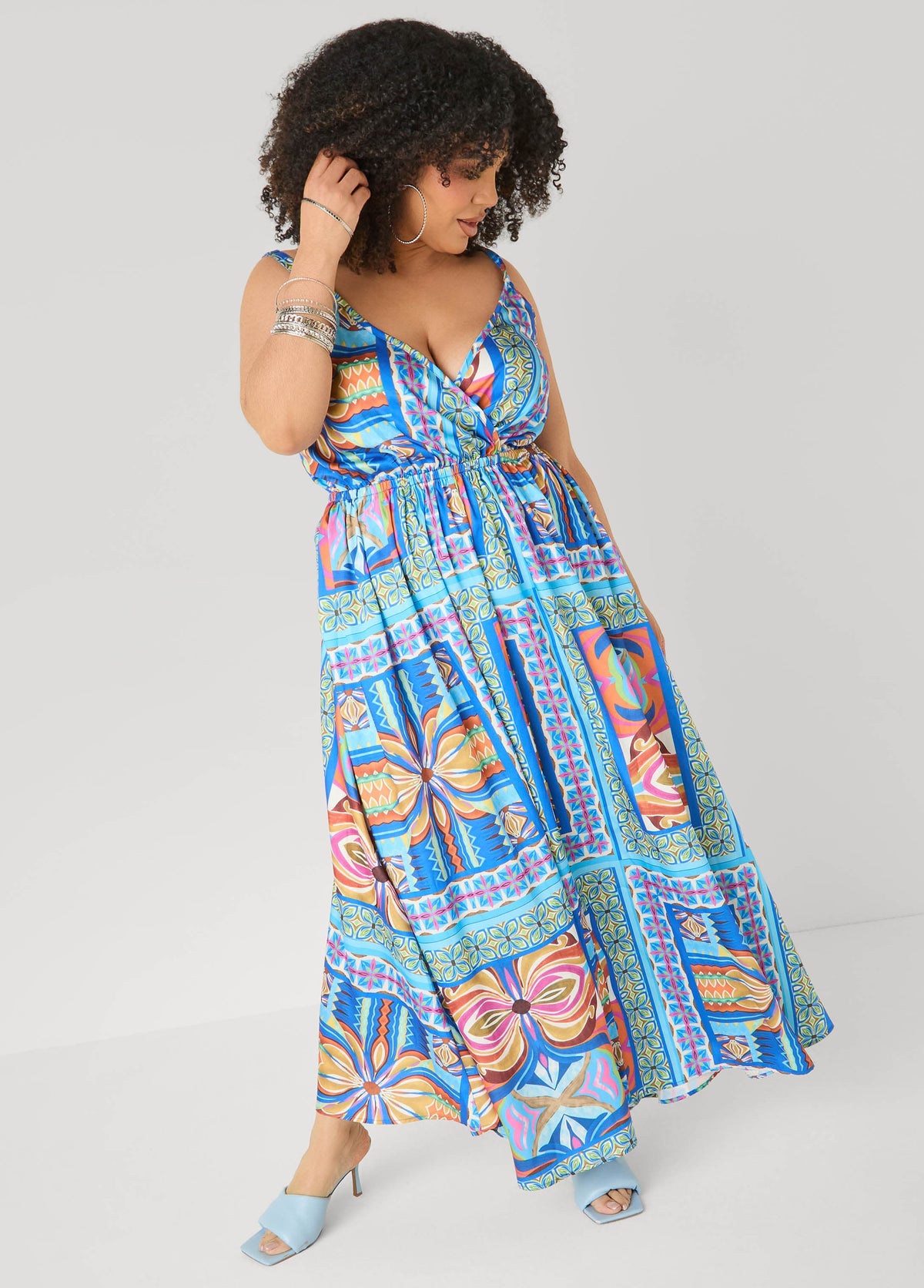Vestido maxi de satén con estampado de azulejos
