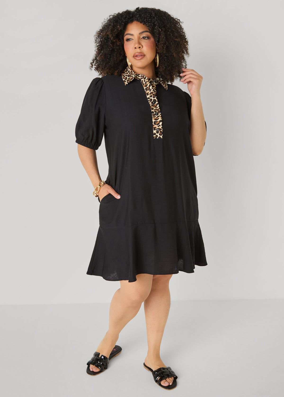 Vestido con volantes y ribete de leopardo
