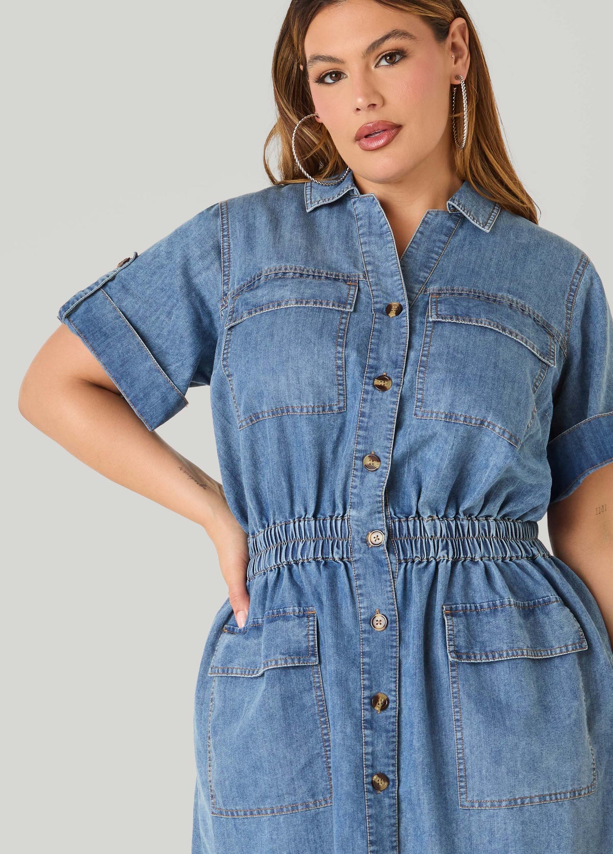 Vestido cargo de denim lavado a piedra