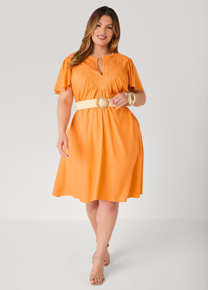 Vestido de mezcla de lino con pliegues y cinturón